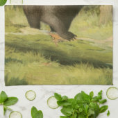 Zwart Beer dat op een boomstam steekt Theedoek (Gevouwen)