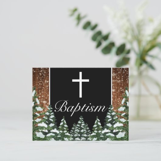 Zwart besneeuwd hout & bos dennen Baby doop Aankondigingskaart (Staand voorkant)
