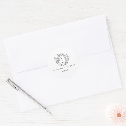 Zwart Crest Monogram Bruiloft Envelop Afdichting Ronde Sticker (Envelop)