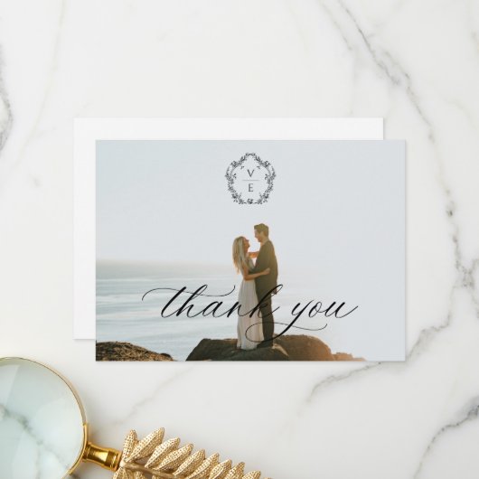 zwart crest monogram bruiloft foto bedankkaart (Voorkant / Achterkant in situ)