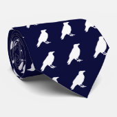 Zwart Crow Wit Silhouet op Navy Blue Stropdas (Opgerold)