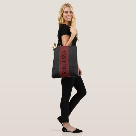 Zwart & donkerrood gestikt leer textuur tote bag (Op model)