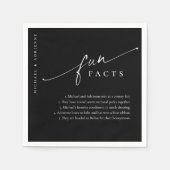 Zwart Eenvoudig Modern Script Leuke Feiten Bruilof Servet (Voorkant)