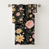 Zwart Elegant Wildflower Roos Pattern Bad Handdoek (Insitu)