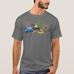 Zwart en bruine Rottweiler met agility apparatuur T-shirt