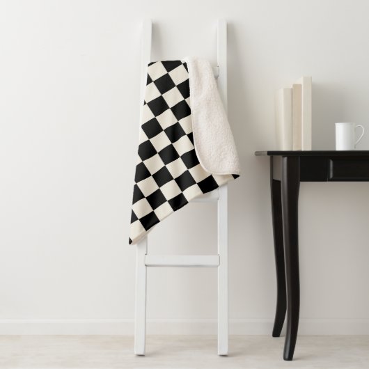 Zwart en Cream Retro Check Sherpa Deken (In situ)
