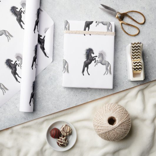 Zwart en een wit paard dat vecht cadeaupapier (Crafts)
