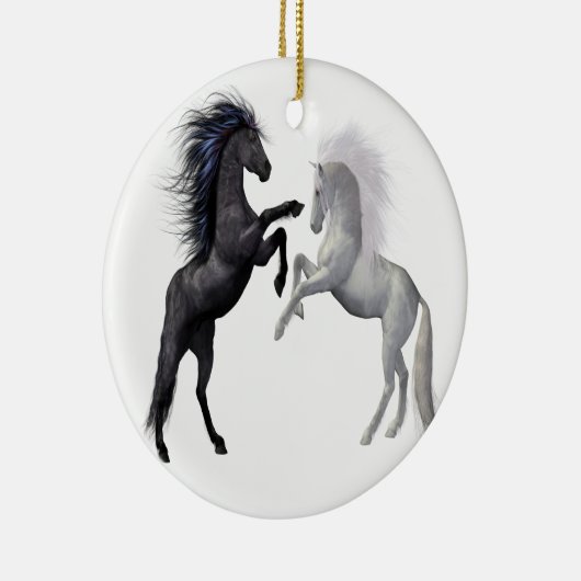 Zwart en een wit paard dat vecht keramisch ornament (Rechts)