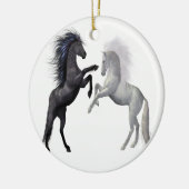 Zwart en een wit paard dat vecht keramisch ornament (Links)