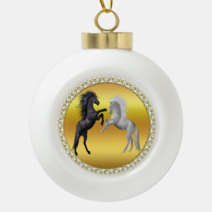 Zwart en een wit paard dat vecht keramische bal ornament