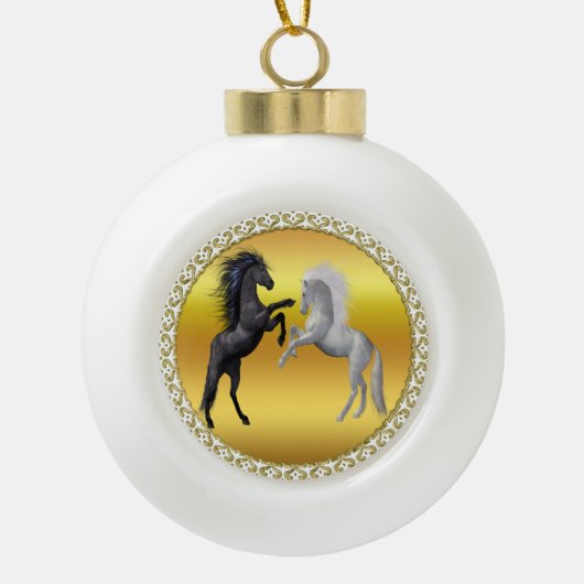 Zwart en een wit paard dat vecht keramische bal ornament (Voorkant)