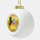 Zwart en een wit paard dat vecht keramische bal ornament (Rechts)