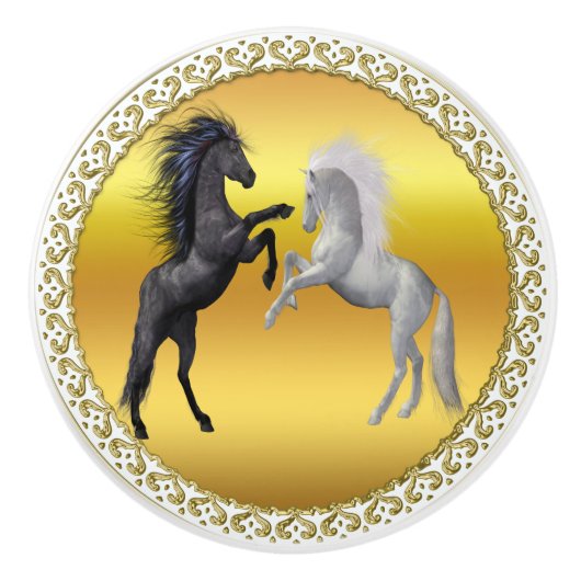 Zwart en een wit paard dat vecht keramische knop (Voorkant)