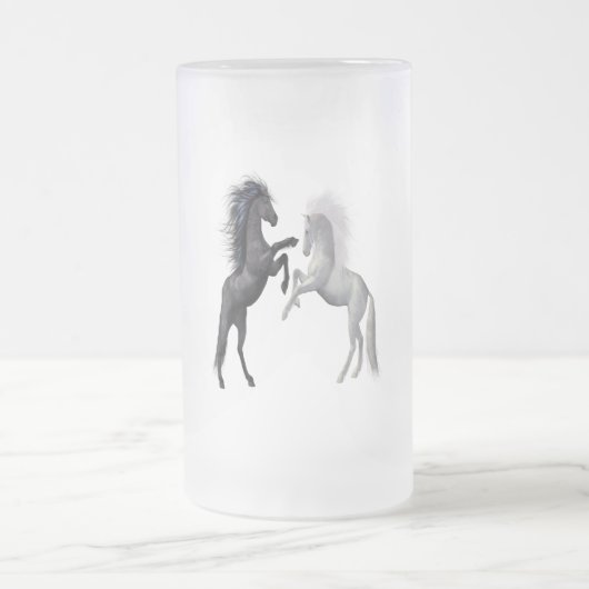 Zwart en een wit paard dat vecht matglas bierpul (Center)