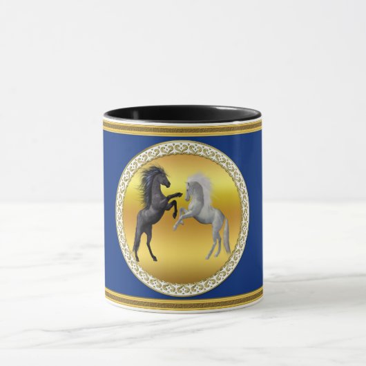 Zwart en een wit paard dat vecht mok (Midden)