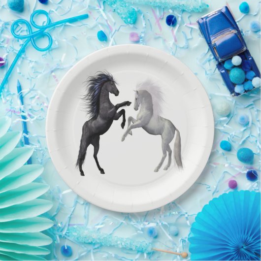 Zwart en een wit paard dat vecht papieren bordje (Feest)