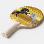 Zwart en een wit paard dat vecht tafeltennisbatje (Voorkant Gekanteld)