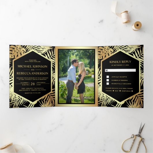 Zwart en Faux Gouden Folie Tropische Palm Bruiloft Drieluik Uitnodiging (Binnen)