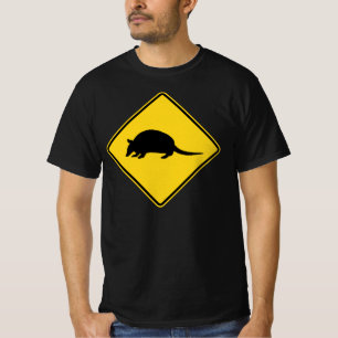 Zwart en Geel Gordeldier Kruist Weg Bord T-shirt