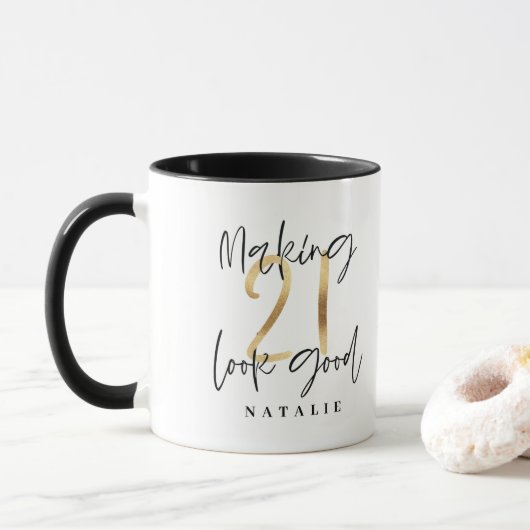 Zwart en goud 21ste verjaardag modern script stijl mok (Met donut)
