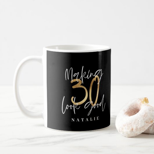 Zwart en goud 30e verjaardag modern script stijlvo koffiemok (Met donut)