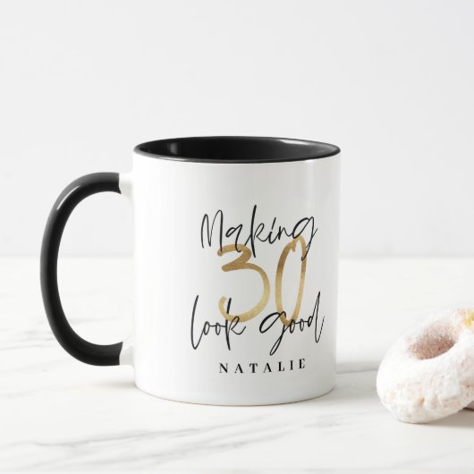 Zwart en goud 30e verjaardag modern script stijlvo mok (Met donut)