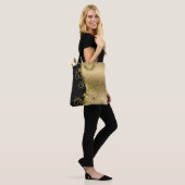 Zwart en goud bloemdamast en gouden werveling tote bag (Op model)
