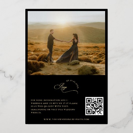 Zwart en Goud Fotoscript en QR Code Bruiloft Folie Uitnodiging (Achterkant)