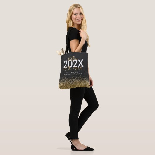 Zwart en goud modern script glitter afstuderen draagtas (Op model)