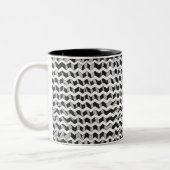 Zwart en grijs Chevron Zebra patroon Tweekleurige Koffiemok (Links)