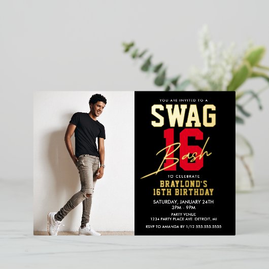 Zwart en Rood Swag 16 Verjaardag Folie Uitnodiging (Staand Voorkant)