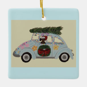 Zwart en roodbruine Dachshund in Hippie-auto met K Keramisch Ornament