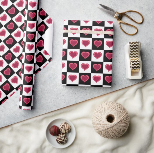 Zwart en wit ingecheckt patroon, rode harten cadeaupapier (Crafts)