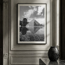 Zwart en Wit Louvre Piramide Parijs Reflectie