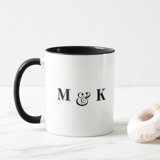 Zwart en wit Modern Eenvoudig Monogram Weddenschap Mok (Met donut)