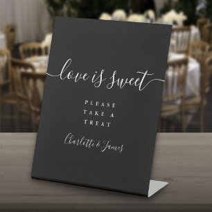 Zwart En Wit Modern Script Liefde Is Zoete Gunsten Reclamebord Met Voetstuk