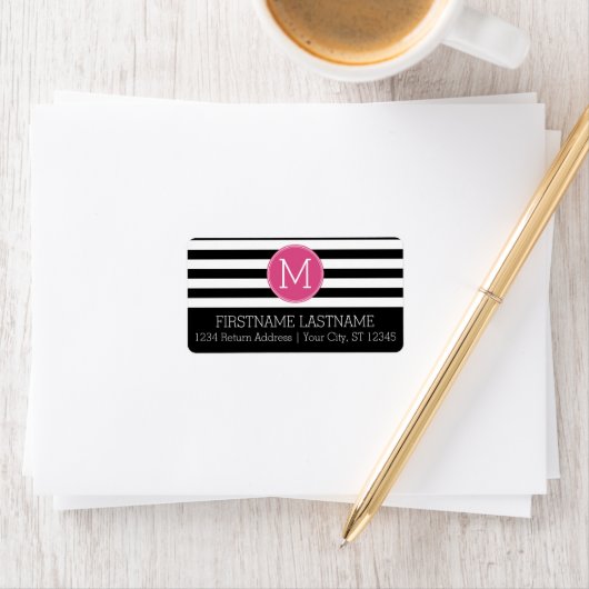 Zwart en wit Striped Patroon Hot Pink Monogram Etiket (Insitu)