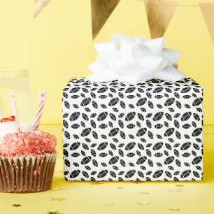 Zwart footballs patroon cadeaupapier