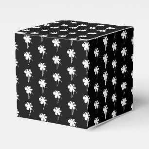 Zwart geschenk met witte sneeuwster bedankdoosjes