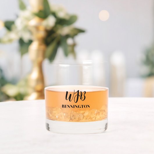 Zwart gestileerd monogram en naam whisky glas (Insitu (Huwelijk))