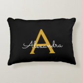 Zwart Gold Modern Script Girly Monogram Naam Accent Kussen (Voorkant)