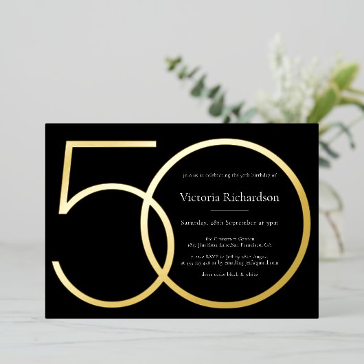 Zwart Goud Modern Minimalist 50e Verjaardag Folie Uitnodiging (Staand Voorkant)