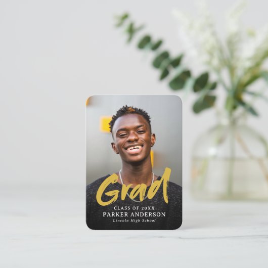 Zwart Goud Modern Script Foto Afstuderen Uitnodige Informatiekaartje (Staand voorkant)