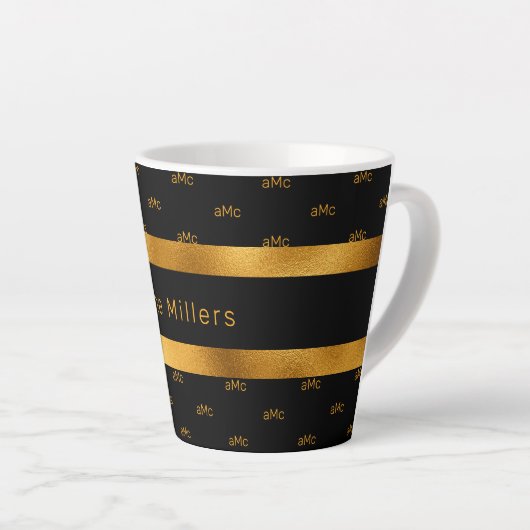 Zwart goudkoppel monogram patroon elegant latte mok (Rechterhoek)