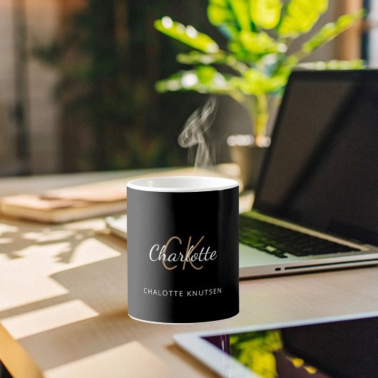 Zwart goudmonogram initiaal, elegant koffiemok