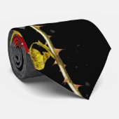 Zwart hoogtepunt met rode roze stropdas (Opgerold)