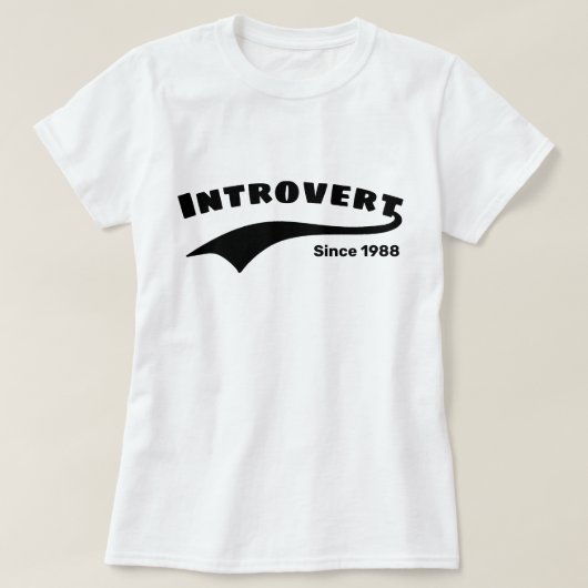 Zwart Introvert Typografie Swoosh Custom Date T-shirt (Design voorkant)
