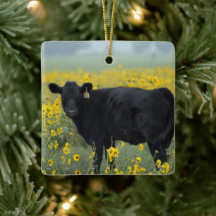 Zwart kalf in een veld met zonnebloemen keramisch ornament