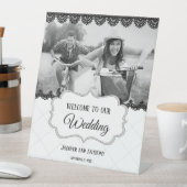 Zwart Kant op Witte Aangepaste Bruiloft Reclamebord Met Voetstuk (Insitu)