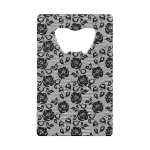 Zwart kant patroon op witte achtergrond kredietkaart flessenopener